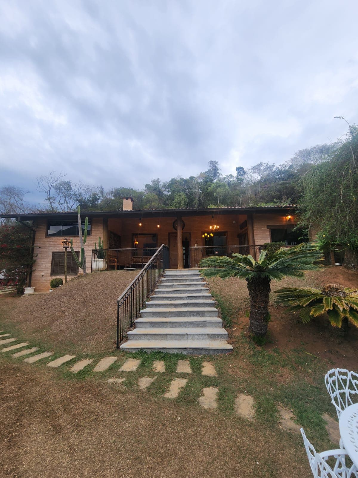 Residência Completa com Vista Deslumbrante e Integração à Natureza