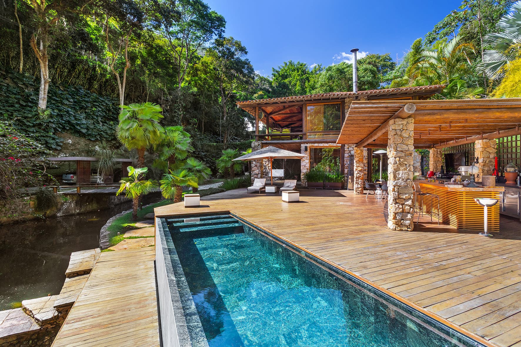 Magnífica Propriedade em Condomínio – Corrêas | Venda e Locação