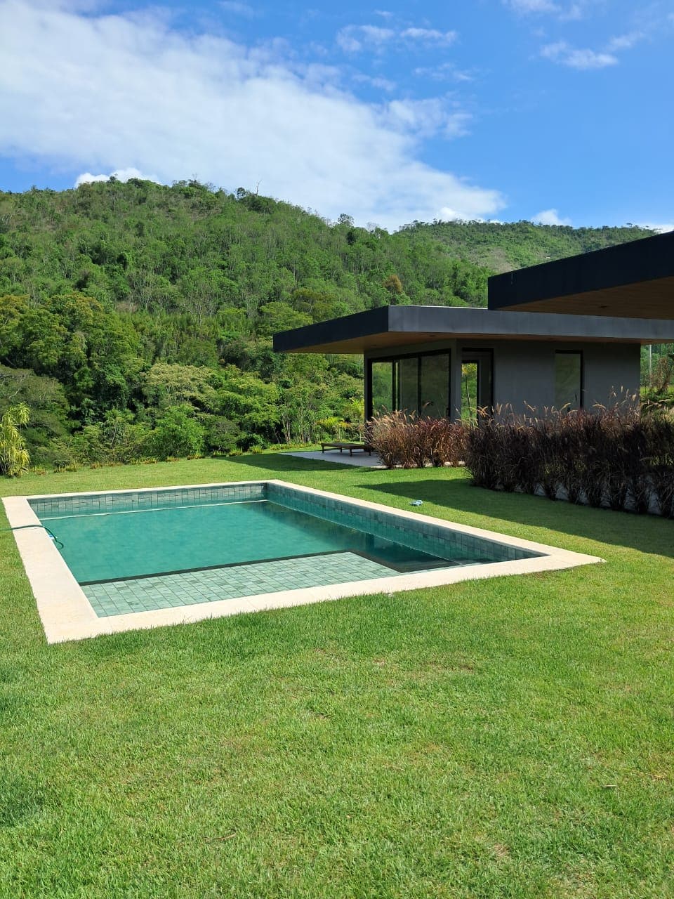 Casa Linear com Vista Exuberante e Projeto Contemporâneo