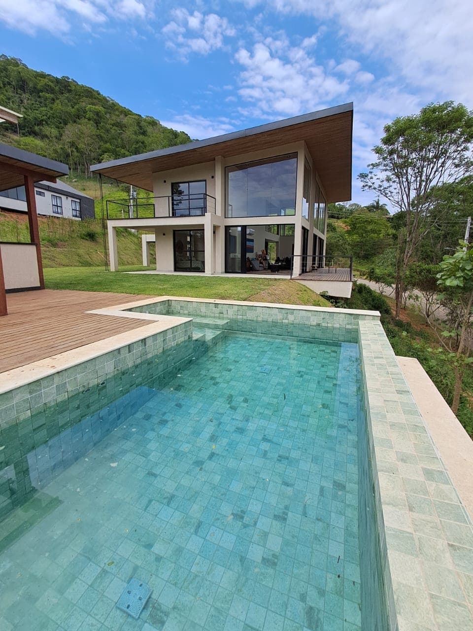 Casa Moderna e Contemporânea em Condomínio