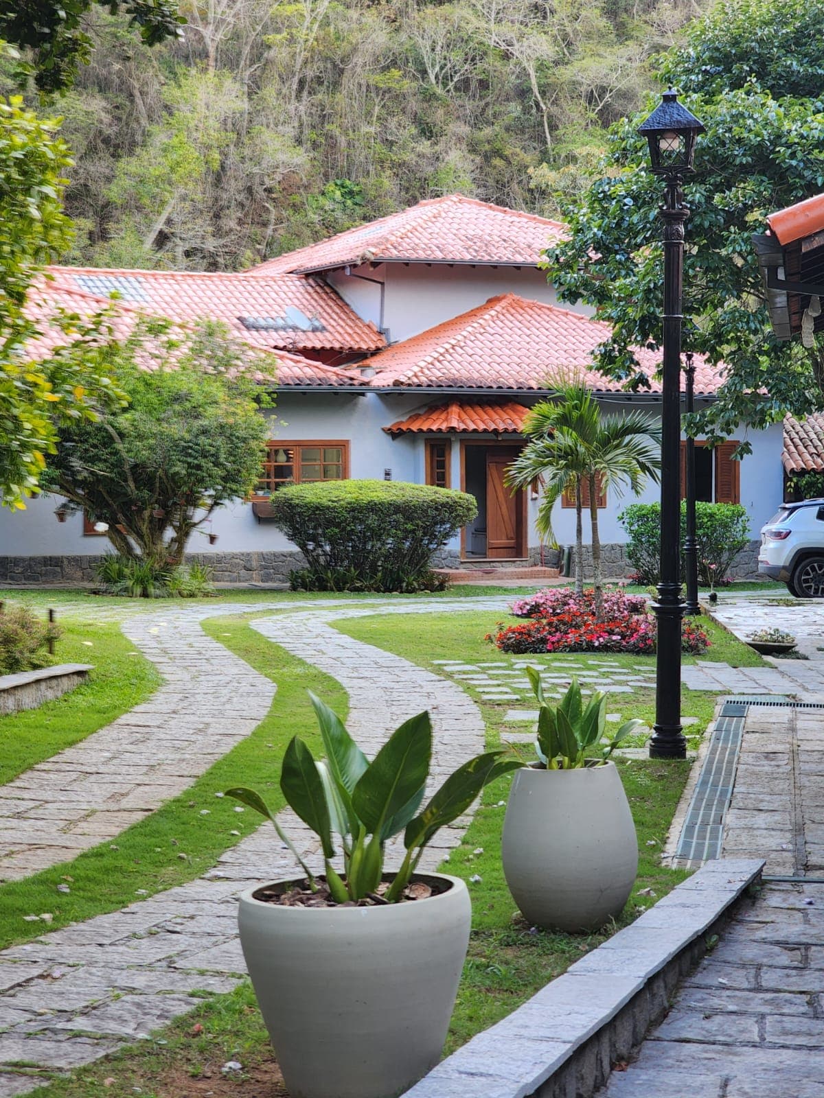 Casa com Cachoeira em Meio à Natureza – Um Refúgio Exclusivo em Corrêas!