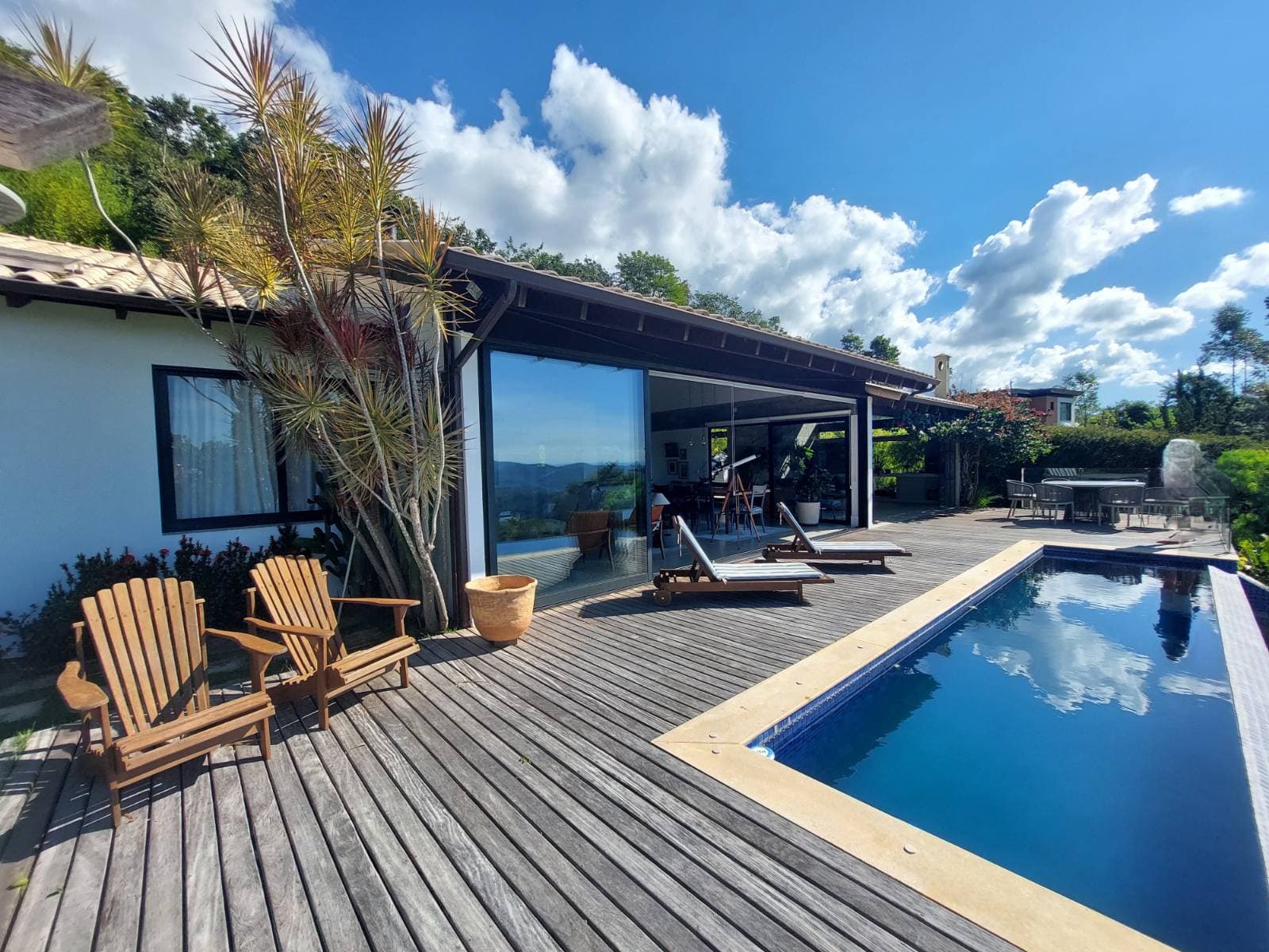 Casa linear dentro de condomínio em Itaipava!