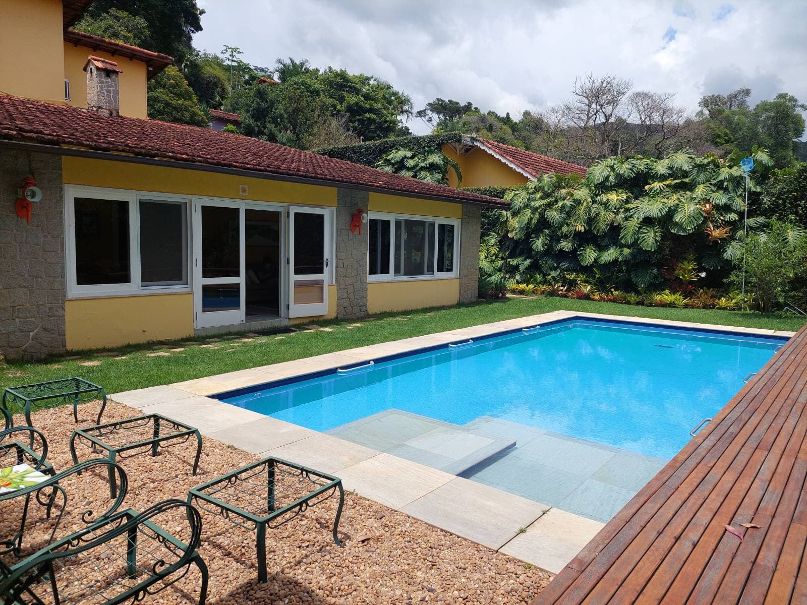 Casa em Nogueira com excelente terreno!