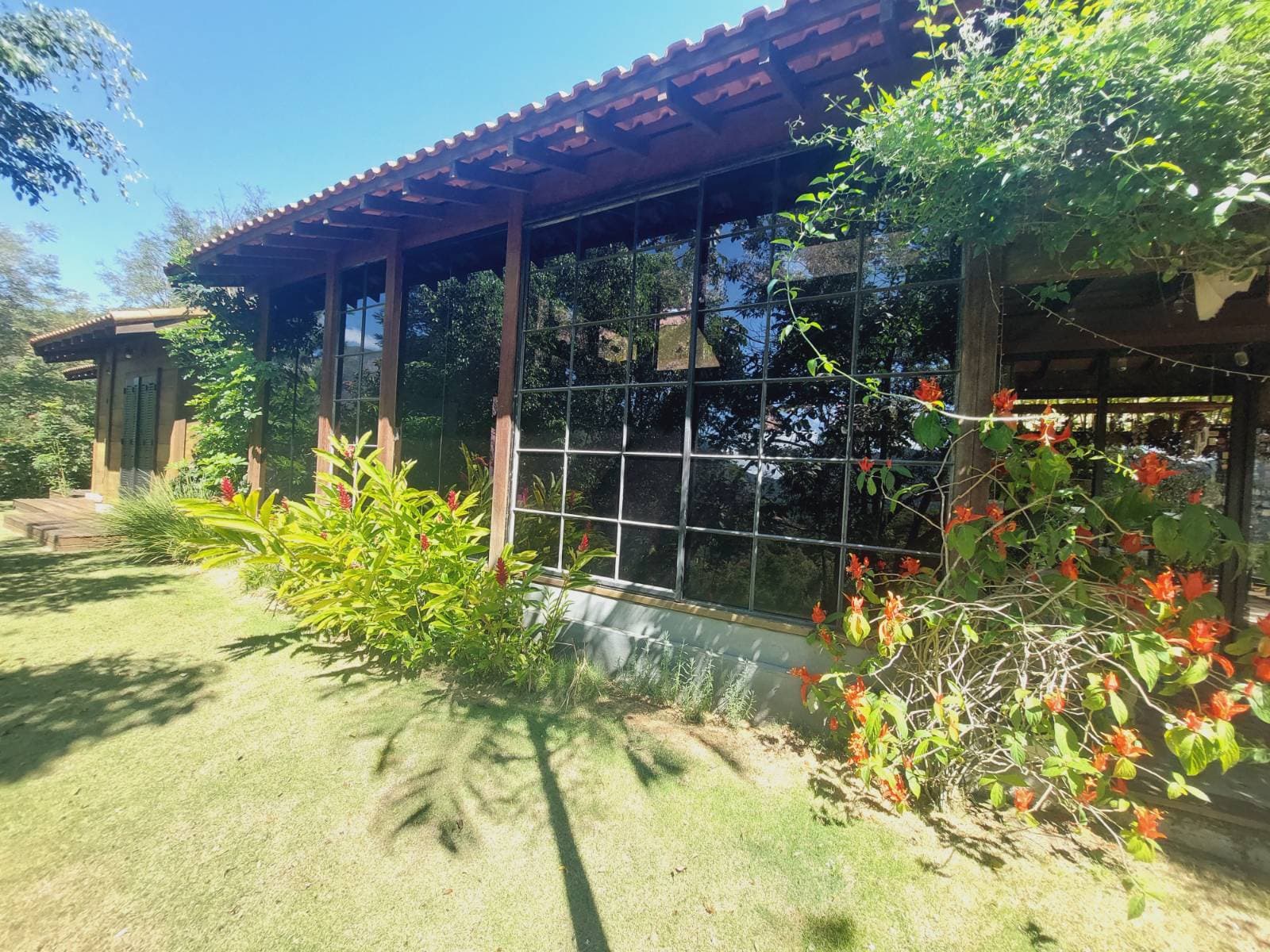 Casa plana dentro de condomínio em Itaipava!
