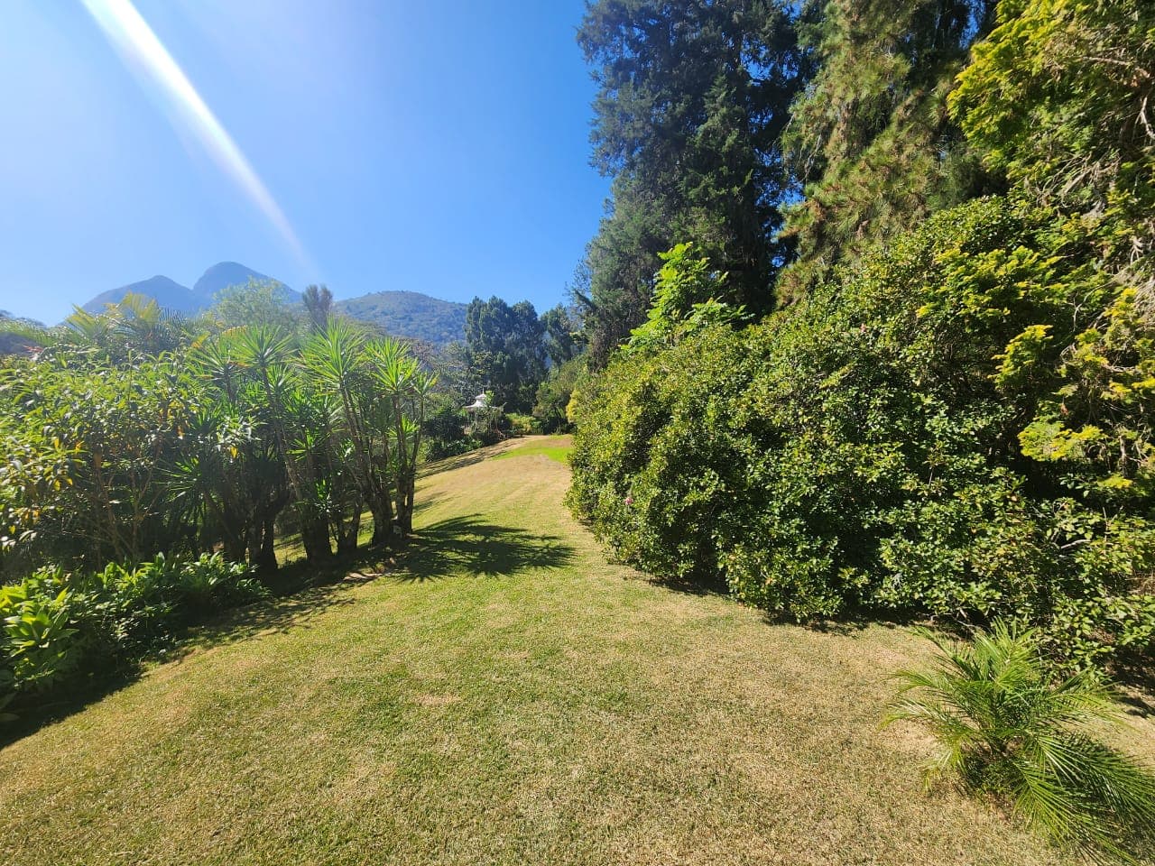 Lindo Terreno em condomínio com cachoeira-Itaipava