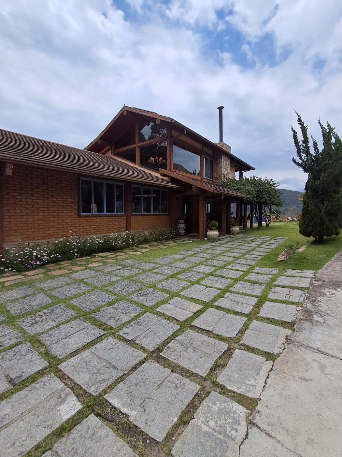 Casa de alto padrão em Itaipava, com vista deslumbrante para as montanhas.