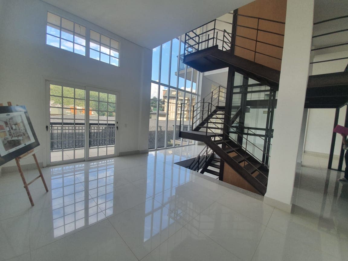 Casa de alto padrão dentro de condomínio em Itaipava!
