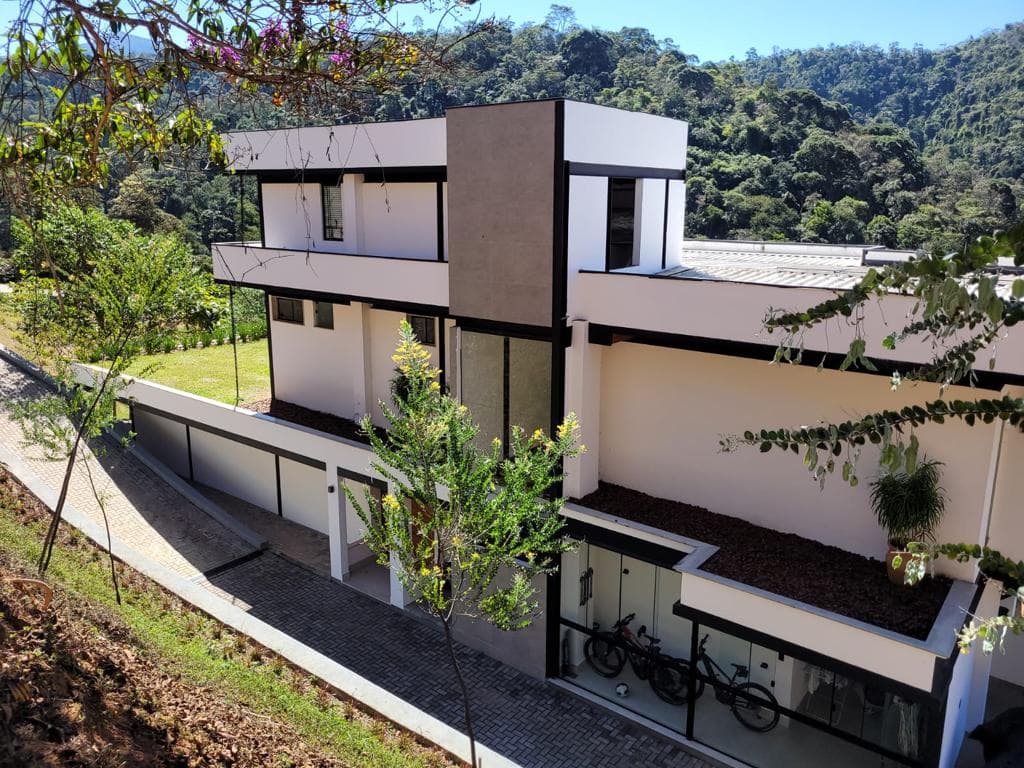 Casa dentro de Condomínio bem próximo a BR040 em Itaipava