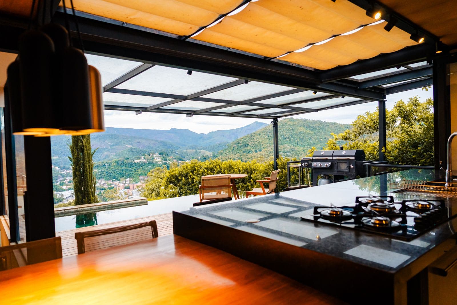 Casa com Vista Deslumbrante em Nogueira – Petrópolis