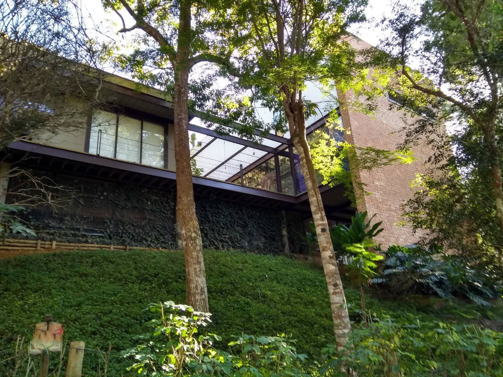 Linda casa dentro condomínio em Itaipava, com segurança e acesso direto pela BR040