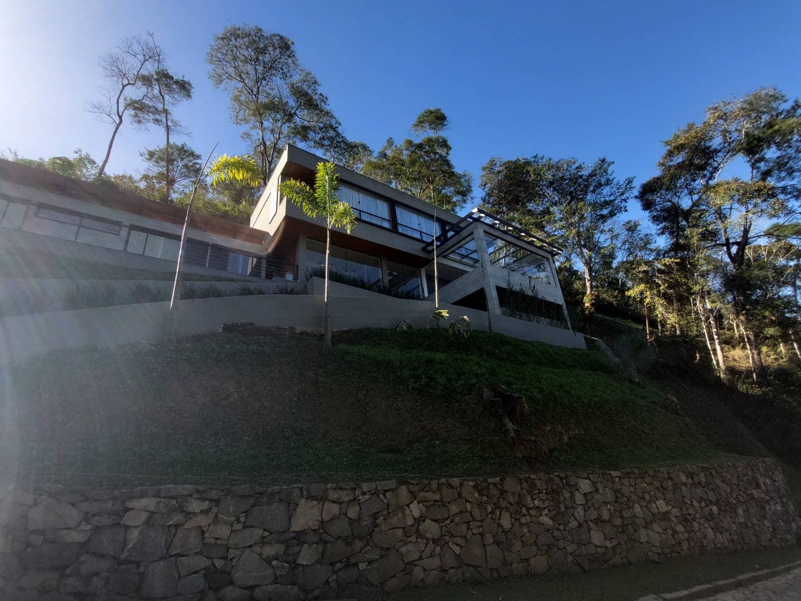 Casa com linda vista para o vale e dentro de condomínio em Itaipava.