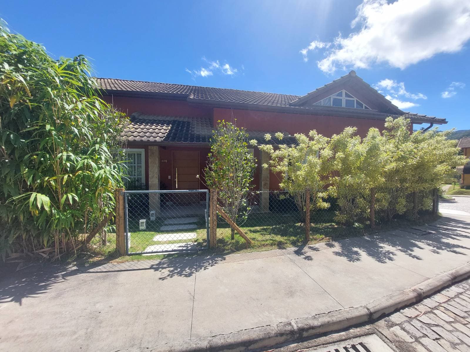 Casa muito espaçosa e funcional dentro de condomínio em Itaipava.