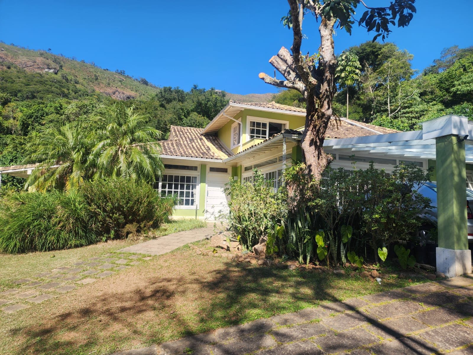 Casa elegante e charmosa dentro de condomínio em Araras.