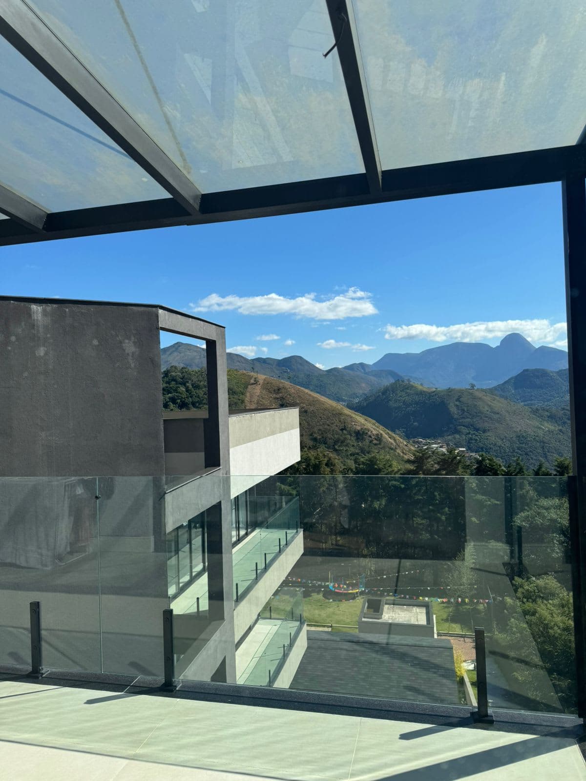 Linda casa dentro de condomínio em Samambaia - Petrópolis!