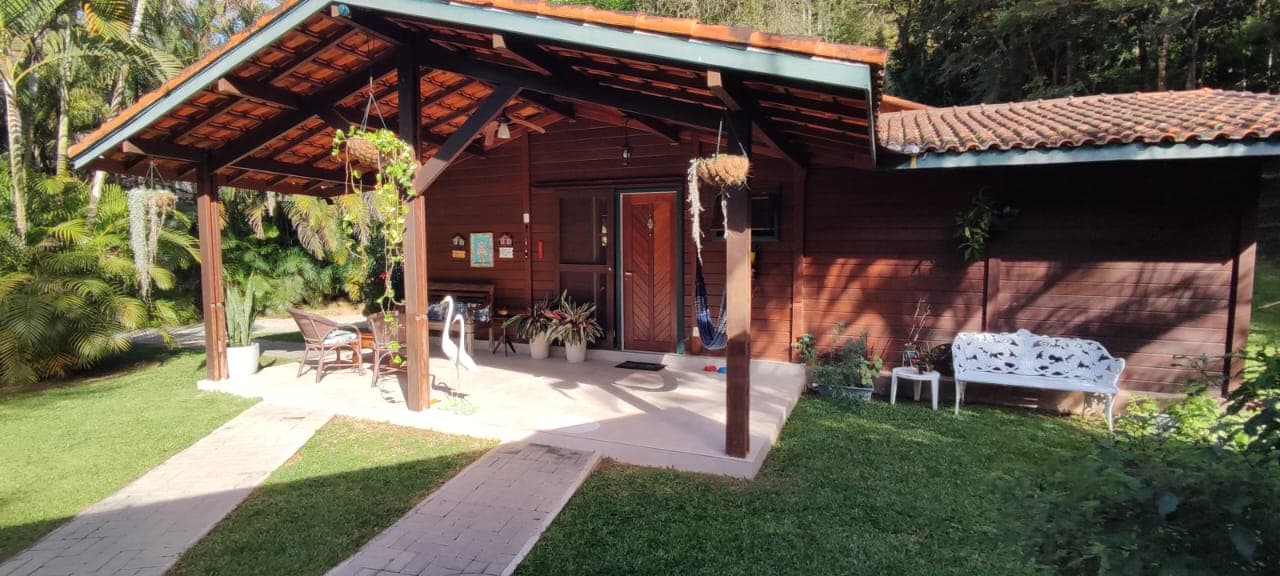 Casa linear no Condomínio Vale do Sossego - Corrêas.