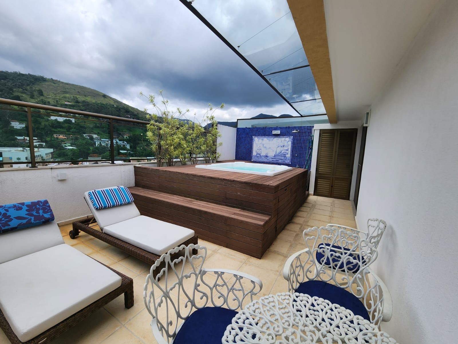 Excelente cobertura no coração de Itaipava com vista panorâmica e localização privilegiada.