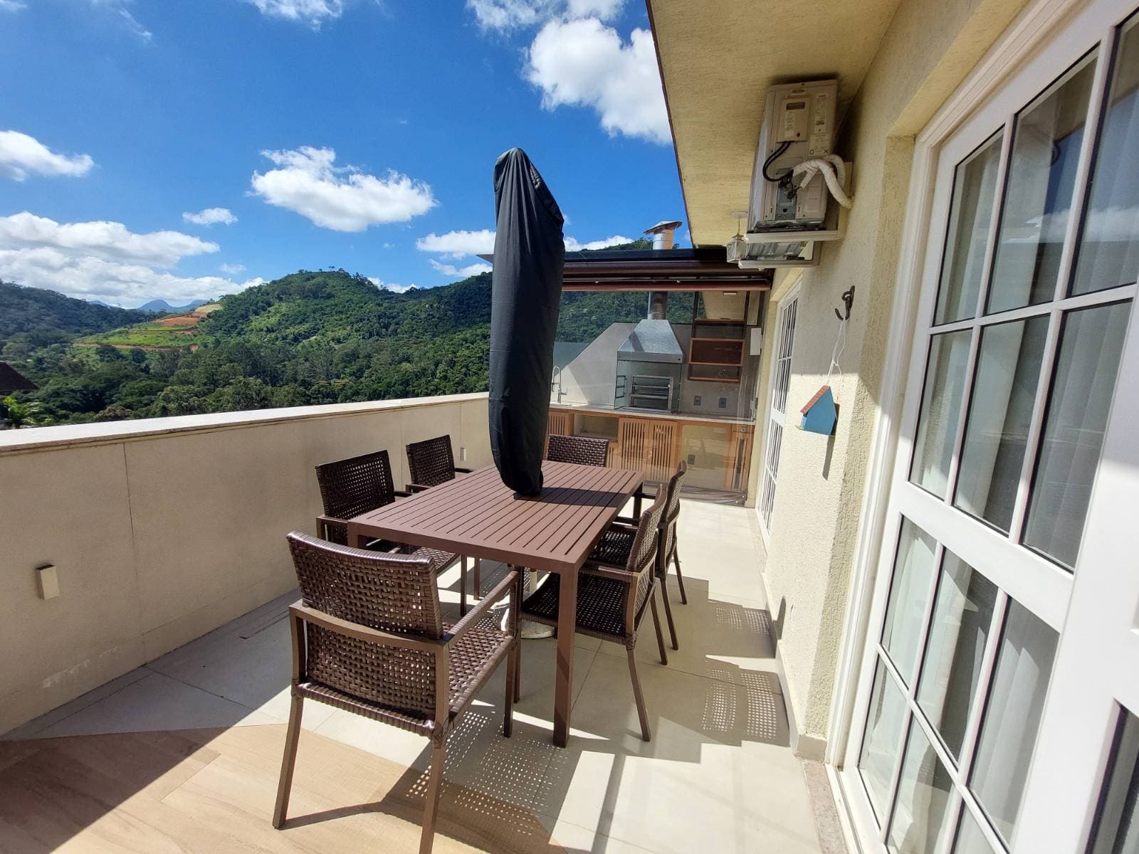 Cobertura Duplex mobiliada bem no centro de Itaipava.