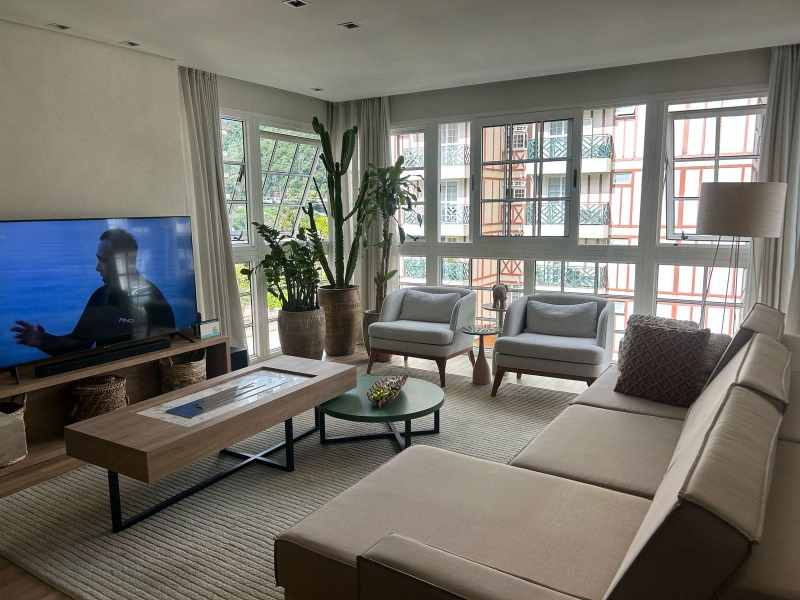 Sofisticado apartamento bem no centro de Itaipava.