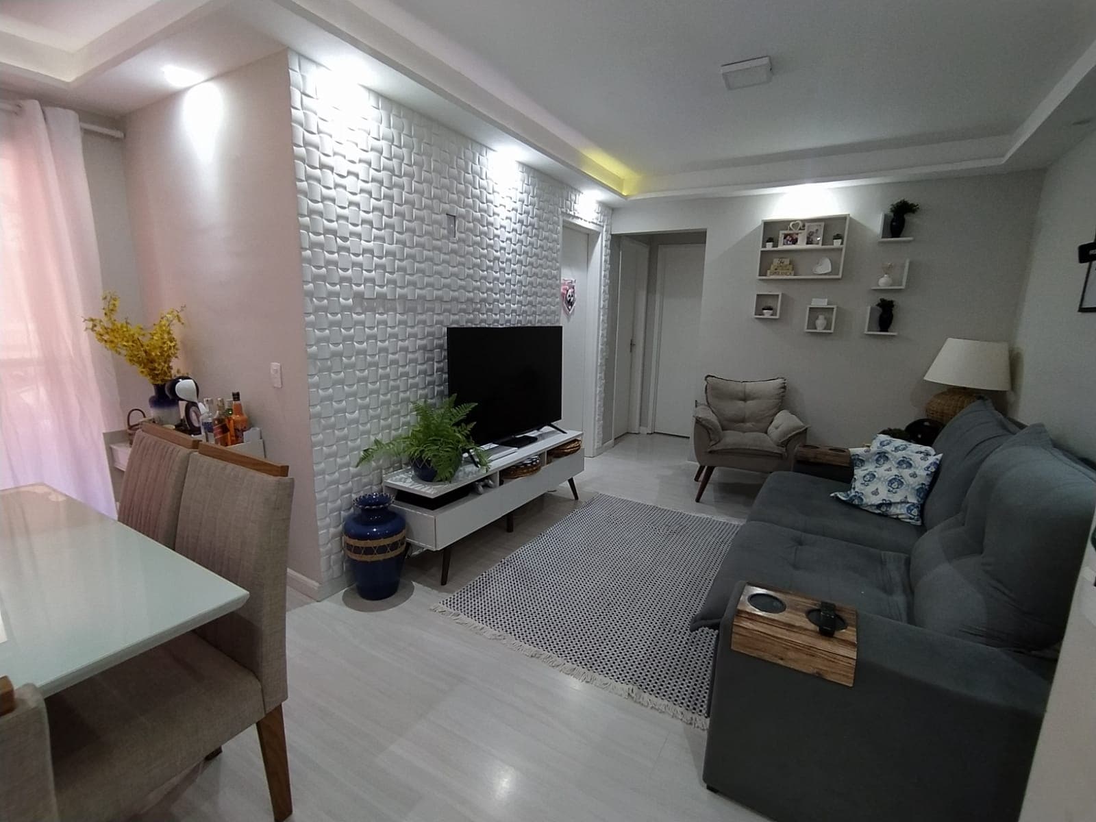 Apartamento em Corrêas, bem próximo ao comércio.