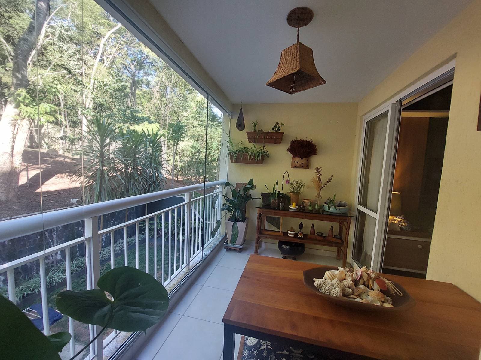 Apartamento com vista para mata, em Itaipava.