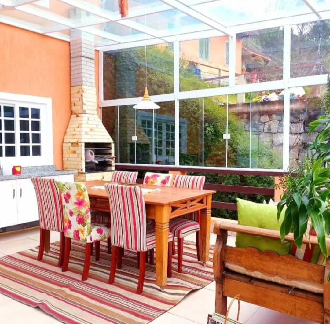 Casa em ótimo condomínio em Itaipava.