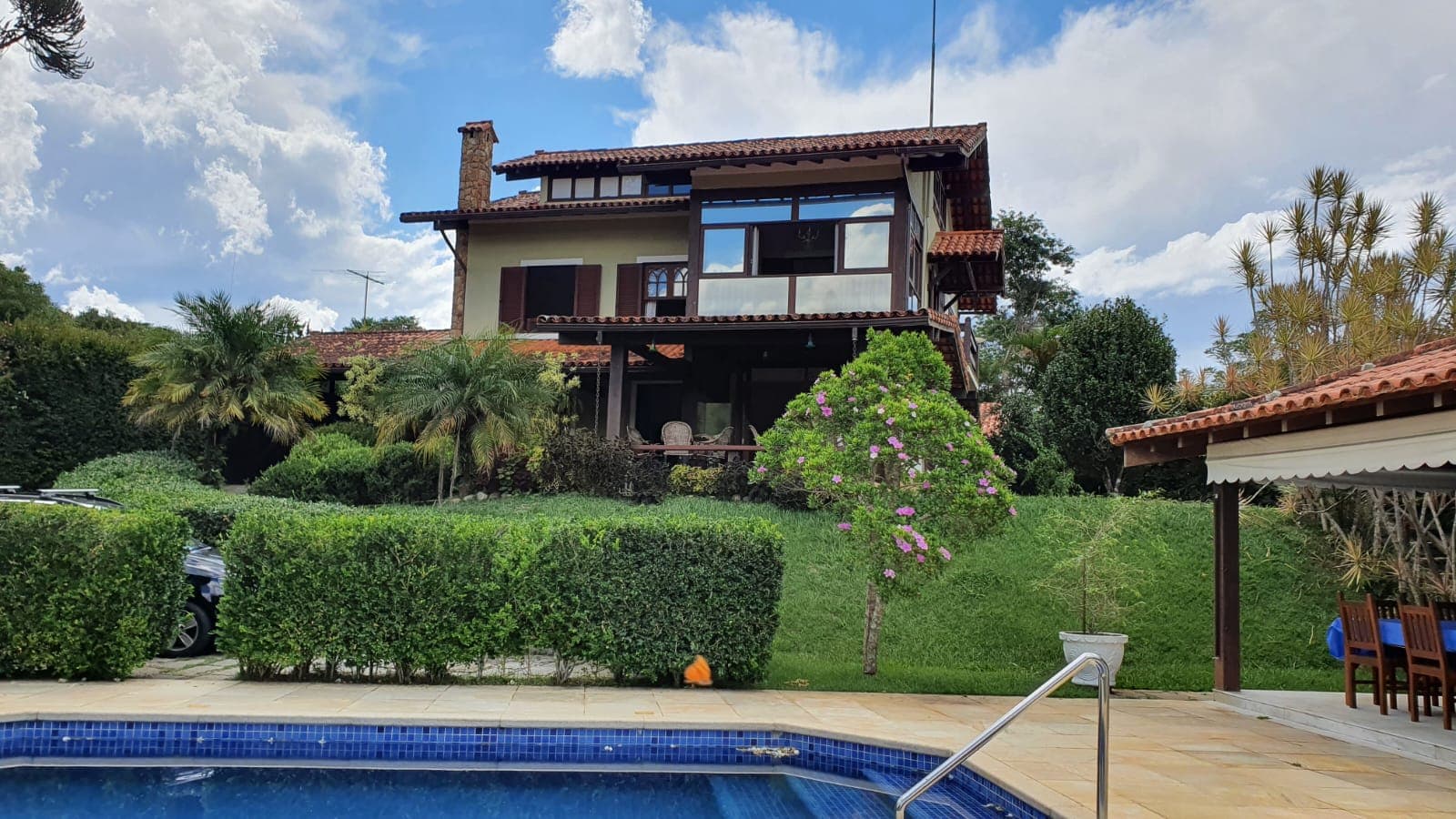 Casa com vista espetacular dentro de condomínio em Itaipava.